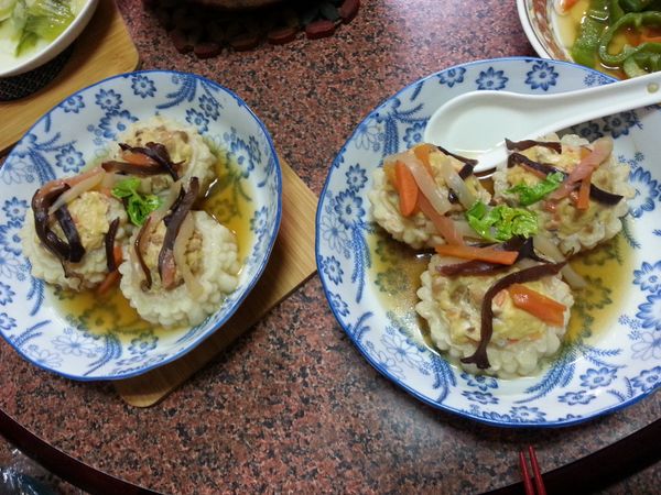 在蒸的時候可以做淋醬唷～先炒紅蘿蔔絲軟化，放入木耳，蒟蒻，醬油，鹽巴再勾芡等苦瓜完成後淋上！