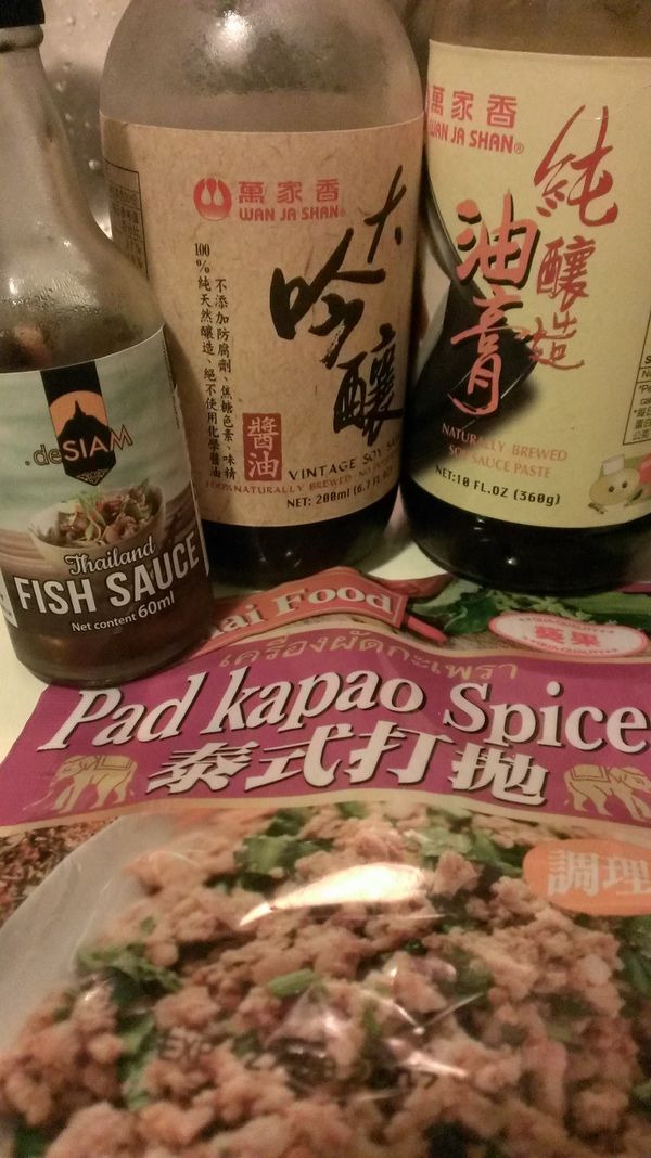 備齊調味料，開火熱鍋。