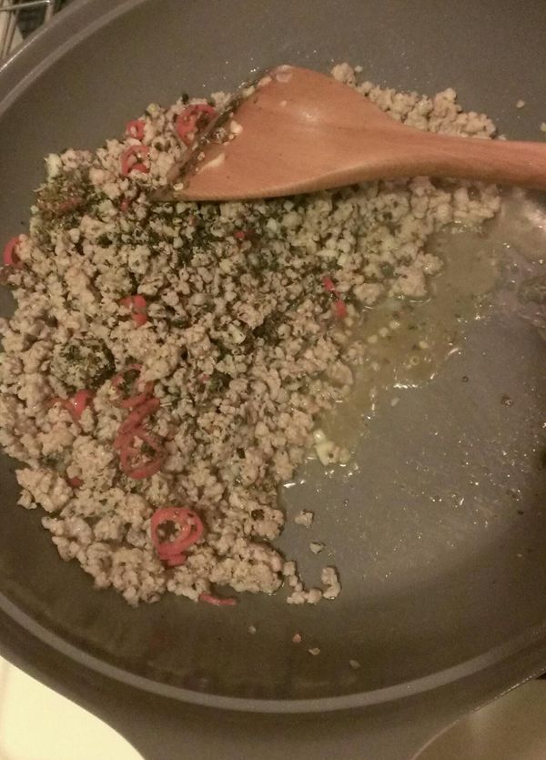 絞肉炒散後加入打拋香料略拌然後撥到一邊。