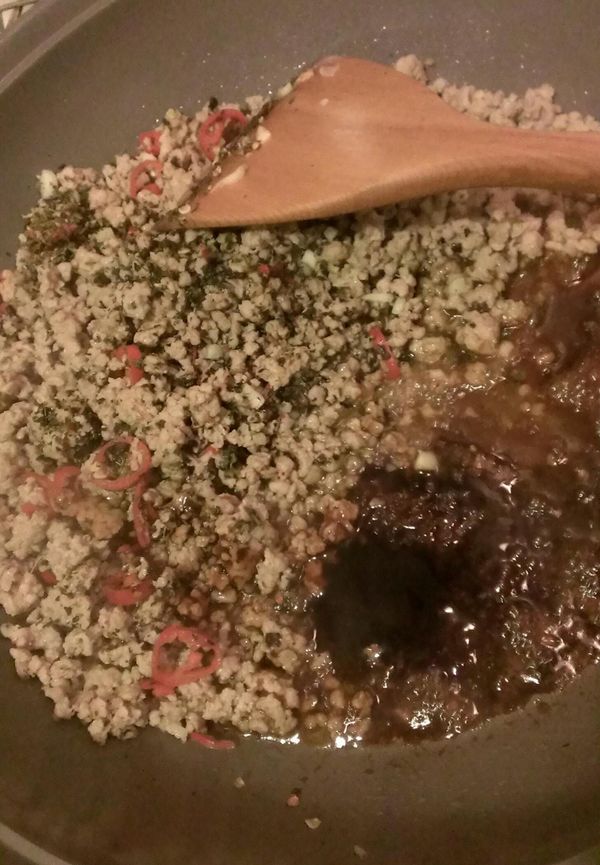 接著在鍋子空著的地方加入醬油,醬油膏(或蠔油), 魚露，糖，然後丟入小番茄繼續拌炒。