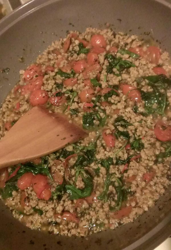 稍微收汁後拌入九層塔，最後加入檸檬汁後關火就完成囉!