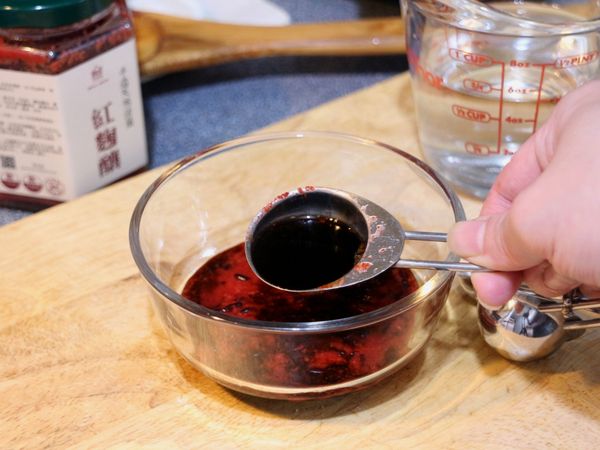 趁煎豆腐時調醬汁（紅麴醬+醬油）。
