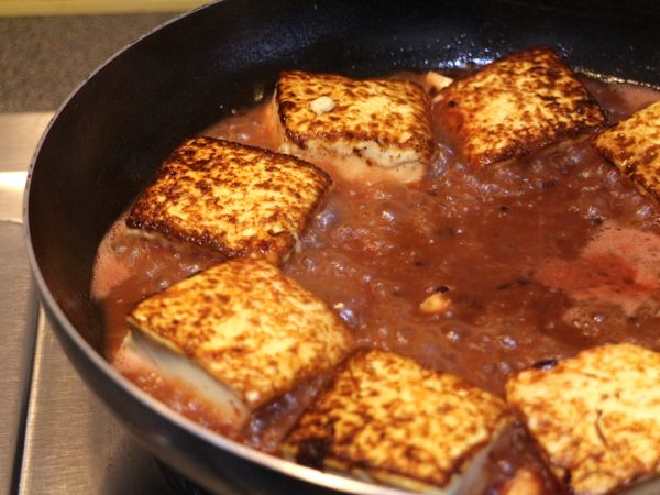 待醬汁收乾後淋上少許香油，即可起鍋裝盤。