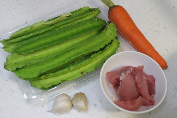 肉絲用醬油1大匙、酒1大匙、太白粉1/2小匙醃10分鐘。