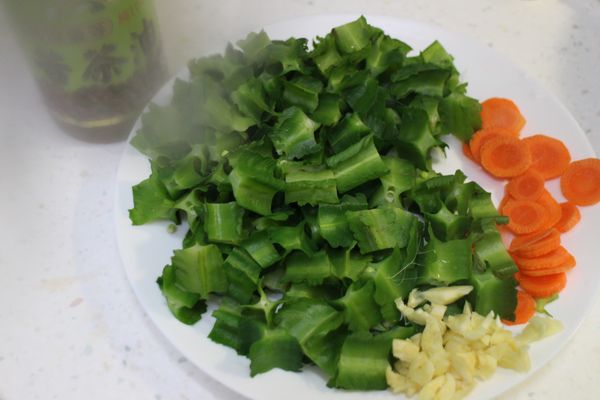 翼豆切塊、紅蘿蔔一小塊切片、蒜頭切碎。
