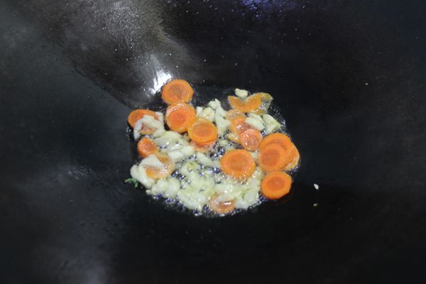 茶油稍多快炒肉絲，肉絲變色即盛出，油留在鍋中。
爆香蒜頭放入紅蘿蔔炒一會，