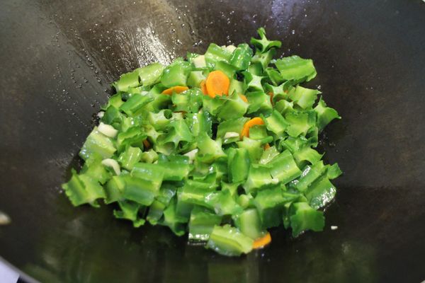 再加入翼豆炒+鹽。