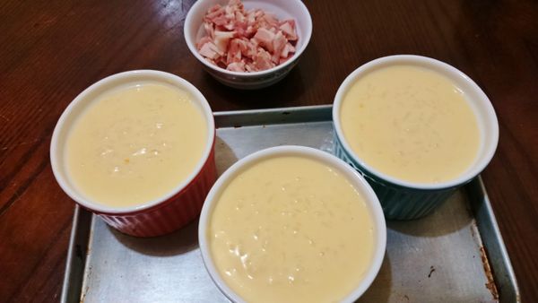 將鮮奶白飯倒入小烤杯(剛好可裝入3個150克的烤杯)，