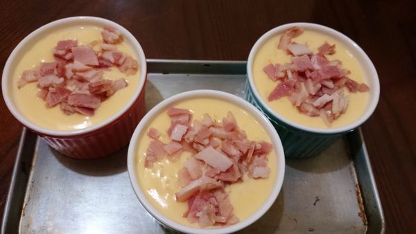 在米布丁上鋪上培根丁末，再來送入烤箱(小烤箱已預熱)，烤約15分鐘~