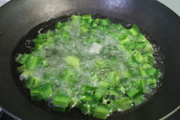 煮一鍋水，水滾放入翼豆煮2分鐘，撈出瀝乾水份。