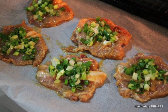 預熱烤箱至220度。將味噌和楓糖漿攪拌均勻，接著放入里肌肉抓醃20分鐘以上。