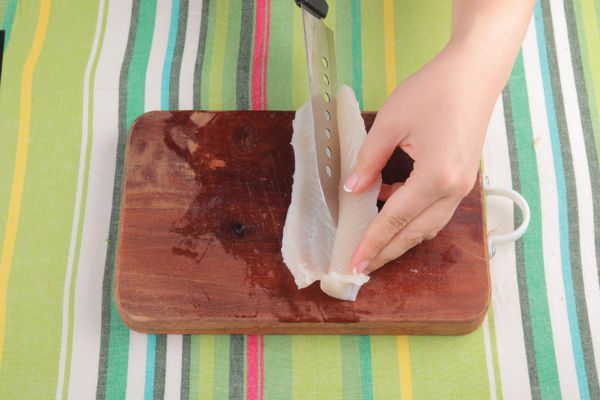 蘑菇切片，氽水；取兩條葱切段；將鯰魚柳切雙飛，備用。