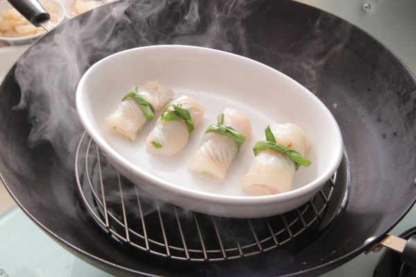 將鯰魚卷放在碟中，以大火隔水蒸5分鐘取出，淋上惹味粉汁，即成。