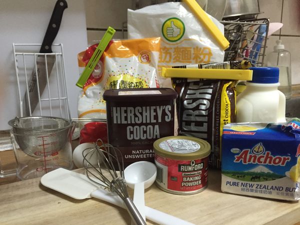 備妥材料，蛋放室溫後打散備用，奶油切小塊放室溫軟化，用打蛋器打至奶油滑順。