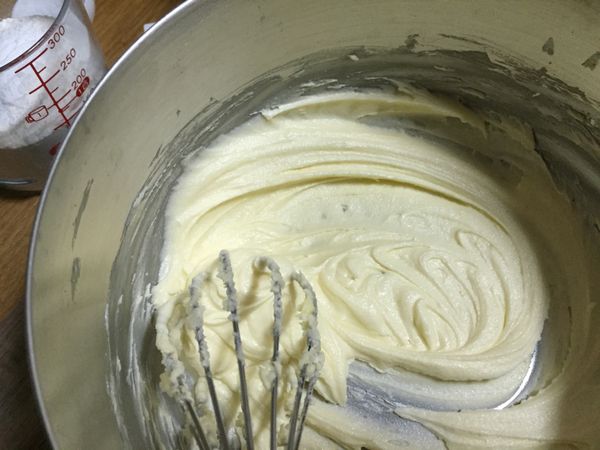 將糖粉加入奶油中打至泛白。