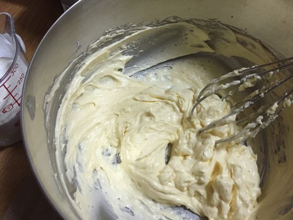 再分次倒入打散的蛋液打至均勻呈蓬鬆狀。