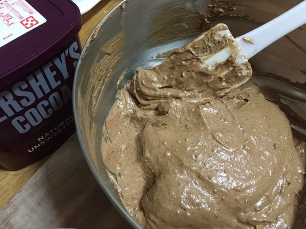 分2次加入過篩的麵粉、可可粉、泡打粉和鮮奶用刮刀拌勻至無粉狀即可。