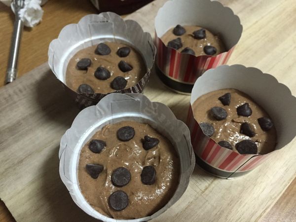 麵糊倒入杯中約7-8分滿，撒上巧克力豆，烤箱先預熱好，再送進小烤箱轉上下火烤20-25分鐘。