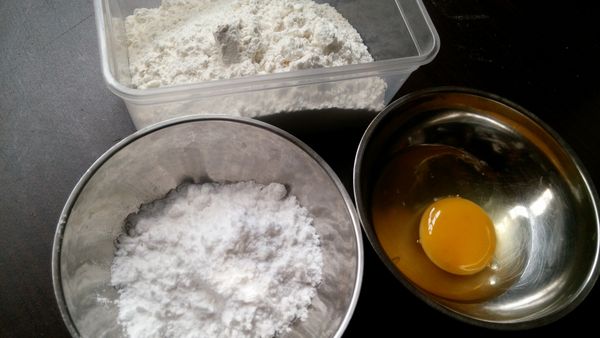 蛋、麵粉、糖粉備用。