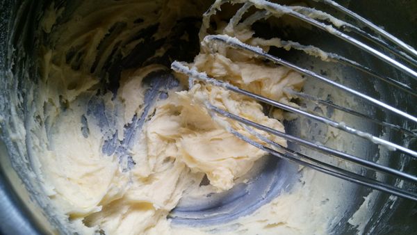 加入糖粉拌勻。
(拌至呈乳白狀)