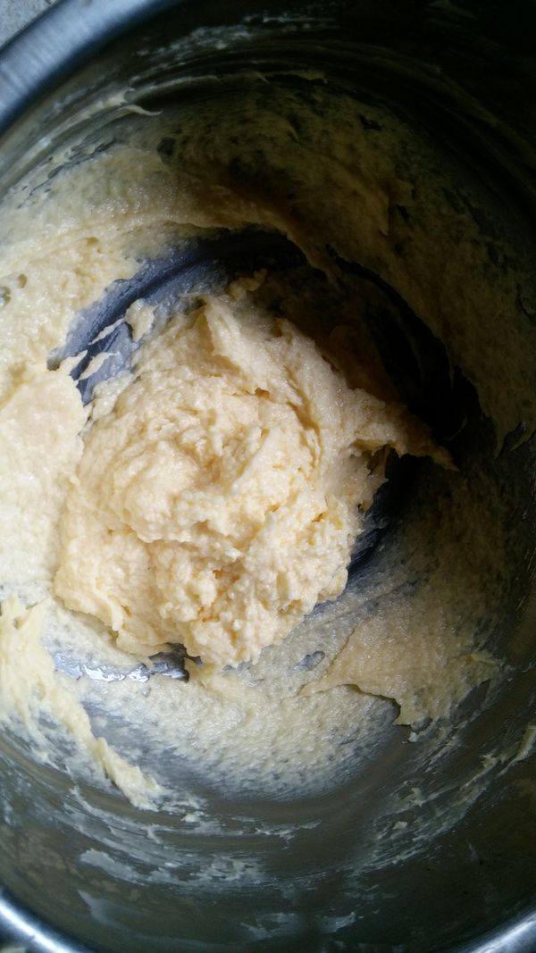 蛋打散分2-3次加入拌勻。