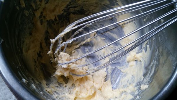 奶油室溫軟化(手指按下去有痕跡即可)
稍稍打發。