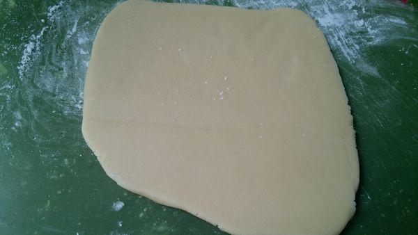 將麵糰捍成約0.5公分。
(可用麻將尺放旁邊捍就會一樣的寬)