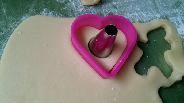 用自已喜歡的模型壓成型狀，中間再用擠花嘴壓下去挖空。