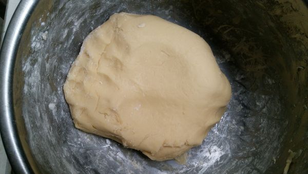 拌成無粉狀的麵糰。
如太黏可以再加入20g的粉拌成不黏手即可。