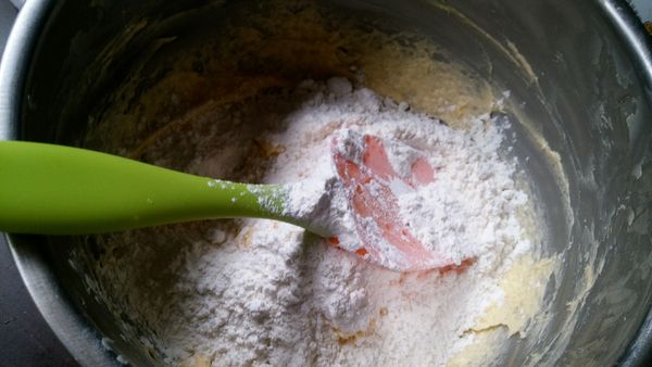 麵粉分2-3次加入拌勻。