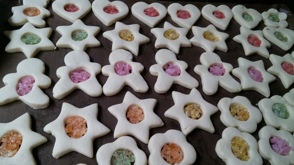 再放入敲碎硬糖果。