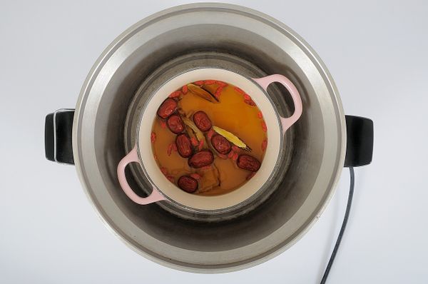 外鍋放一杯水(量米杯),將小湯鍋放入,蓋上鍋蓋,按下開關開始蒸煮。跳起後取出湯鍋放涼即可...