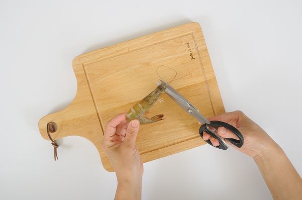 藥膳湯汁快完成時...用剪刀將蝦子的鬚及尖尖處剪掉。食用時比較方便且安全。