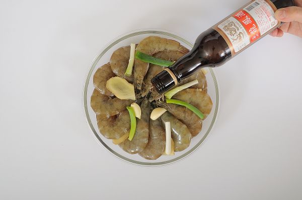 倒入約100cc的龍鳳酒。