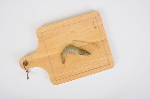 用竹籤將蝦子的腸泥剃除。