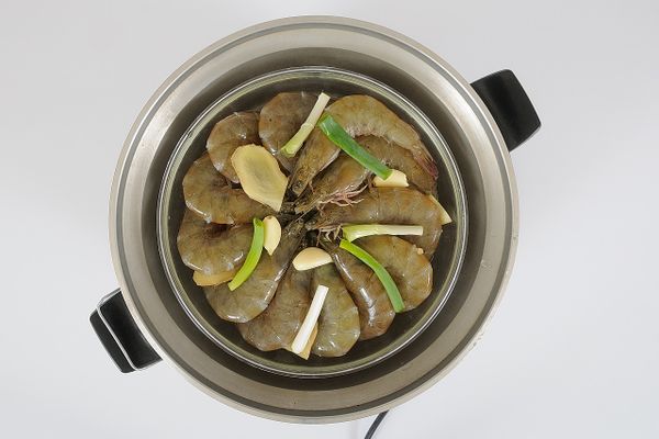 外鍋放半杯水(量米杯),放入深盤,蓋上鍋蓋,按下開關開始蒸...