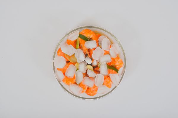 起鍋後用冰塊將蝦子做冰鎮,幫助快速冷卻,這樣蝦子的口感才會Q彈不會過老。