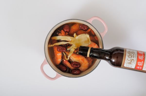 將冰鎮好的蝦子放入藥膳湯汁裡浸泡,可加入一點鹽做調味,喜歡迷人的酒香可以將龍鳳酒多放一些。完成後放入冰箱冷藏2-3小時或一晚使其更加入味。