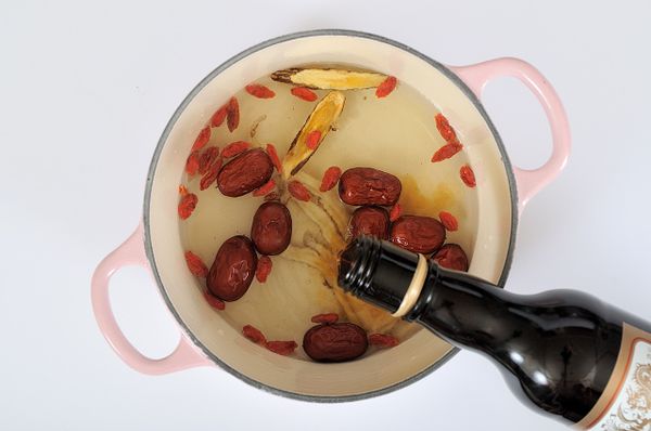 製作藥膳湯汁:準備一個湯鍋(約16cm),放入紅棗/當歸/黃耆片/枸杞,加入200c的水及半瓶的龍鳳酒。