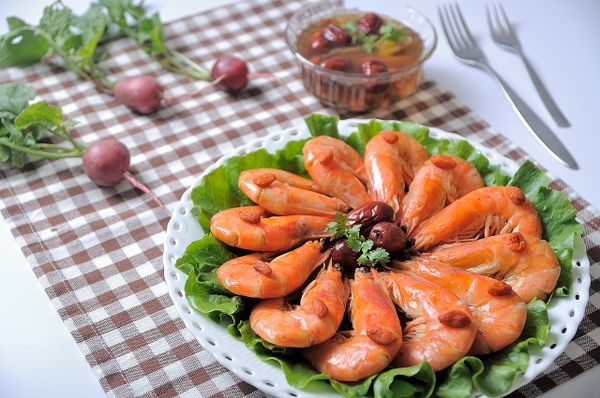 冰鎮浸泡一晚的龍鳳醉蝦,肉質Q彈又嚐得到迷人淡雅的藥材酒香。這道醉蝦料理也是最佳圍爐年菜及宴客菜的首選呢~餐廳的名菜也可以在家輕鬆做呦!