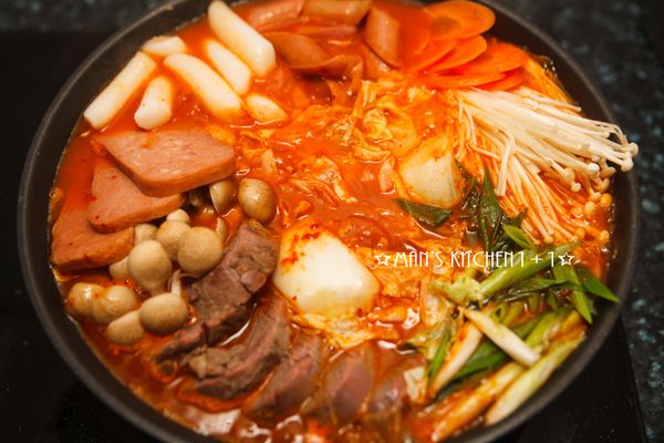 接著加入高湯，並把湯料煮滾。