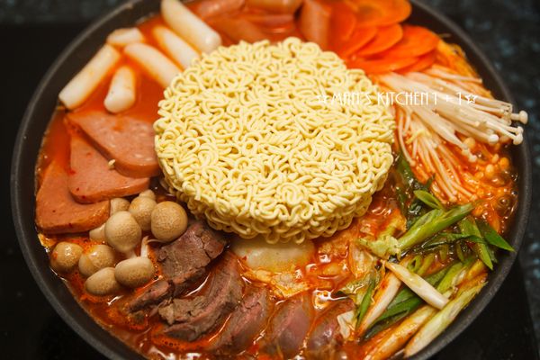 最後放上拉麵煮軟並在吃之前加入起司片就完成了喔。