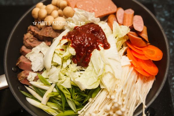 再來依照喜好加入你喜歡的食材，並加入調製好的醬料。