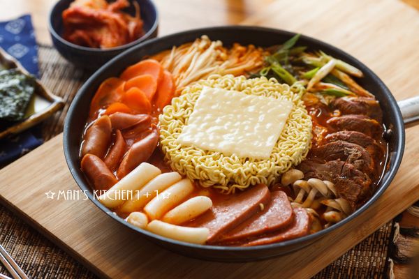 冬天吃這樣辣辣的火鍋最適合了，而且還可以依照自己的喜好變化材料，真的是非常適合拿來聚會食用的料理，下次吃膩了一般的火鍋時你也可以換換口味試試看這美味的部隊鍋喔~！！