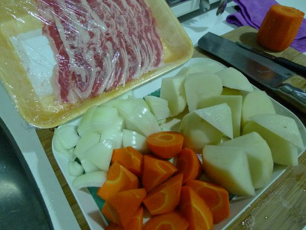 馬鈴薯和紅蘿蔔切滾刀塊(圖片的量只有半條還有半條還沒切:P)，洋葱切塊狀後可先放水裡泡一下，不然修馬鈴薯時眼睛會一直流淚Q_Q