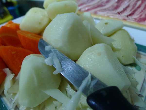 將每塊馬鈴薯的切口面四周用小刀把邊邊角角削一點掉，讓切口呈圓弧狀而不是鋒利狀，(據說這樣的馬鈴薯滾久還能維持整塊的完整不容易散掉)