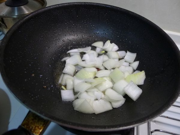 牛肉盛起後再下洋葱去炒，炒到洋葱香味出來
