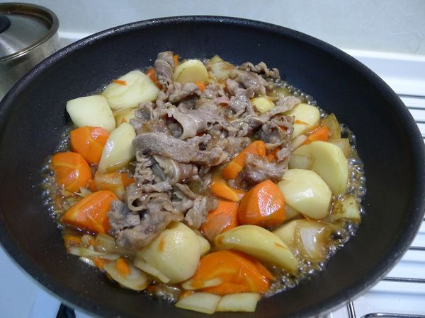 將調味料依序加入(先下醬油最後才加水)並把牛肉一起加入拌炒