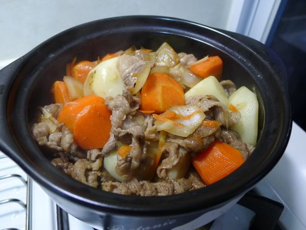 另外準備一個砂鍋，把所有食材移到砂鍋內慢火燉煮