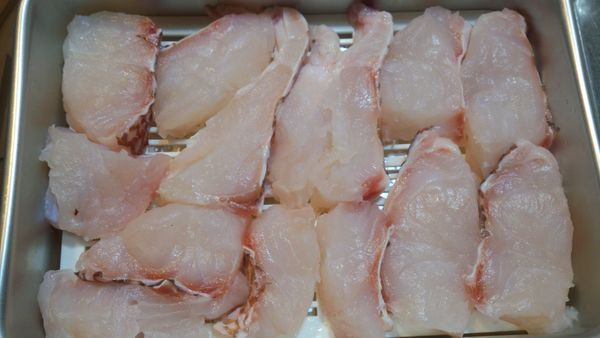 先灑上少許的鹽..（高度約10公分上方灑會灑的比較均勻）然後放置約30分鐘..去除魚的水份.